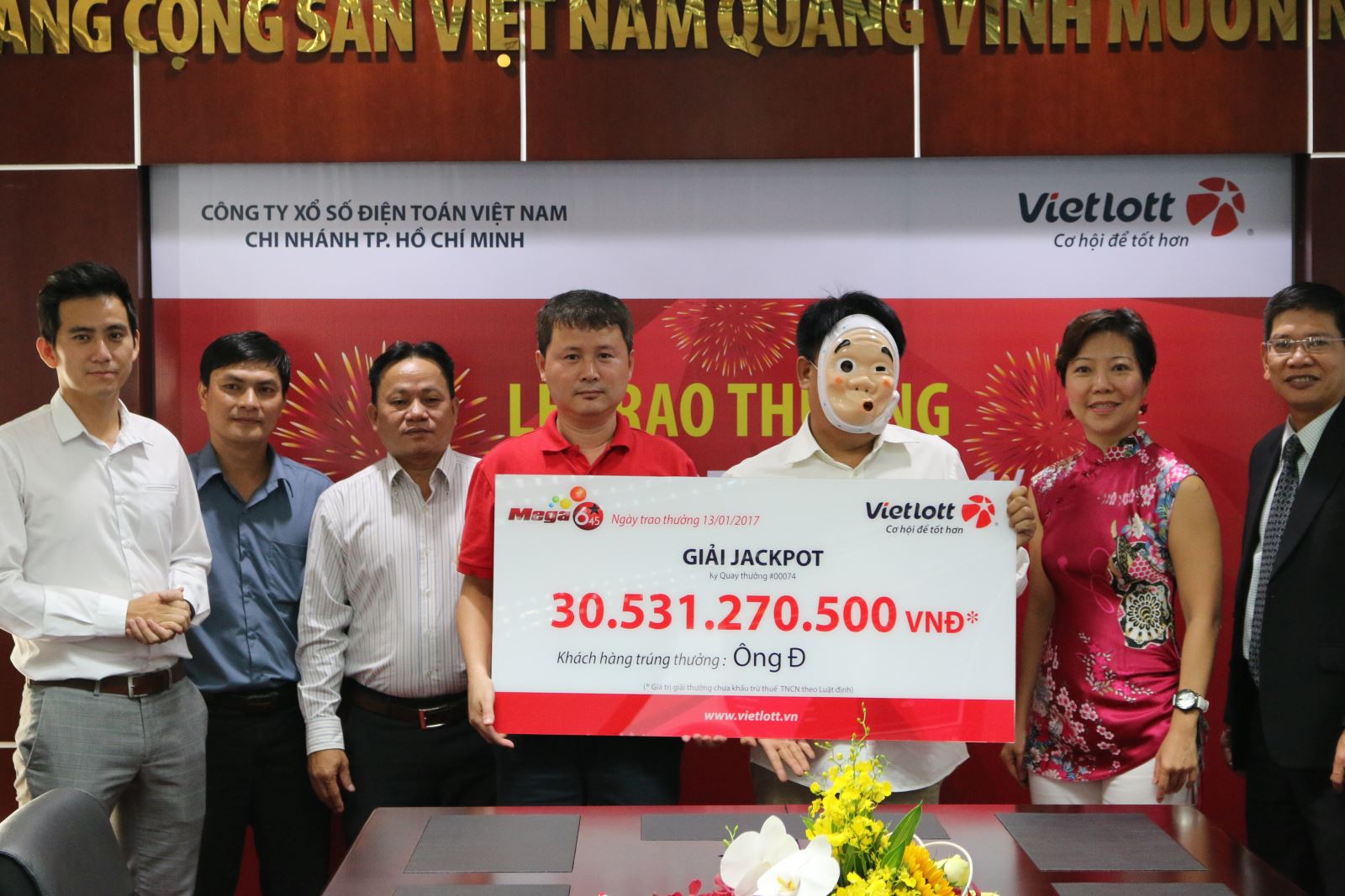 Chu nhan ve trung jackpot Mega 645 hon 30 ty dong da den nhan giai hinh anh goc