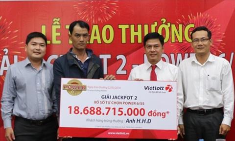 Nam khách hàng không đeo mặt nạ nhận giải 18 tỷ Vietlott Nam khach hang khong deo mat na nhan giai 18 ty Vietlott